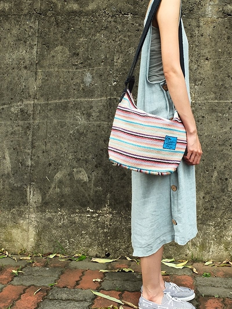 <全台獨家手工編織>尼泊爾RHN側背包（彩紋） - Messenger Bags & Sling Bags - Other Materials Multicolor