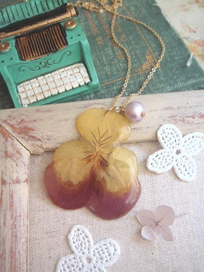 Garohands clover Viola Crystal Film embossed cotton pearl handle long chain A439 exchange gifts Christmas gifts - Necklaces - Plants & Flowers Purple