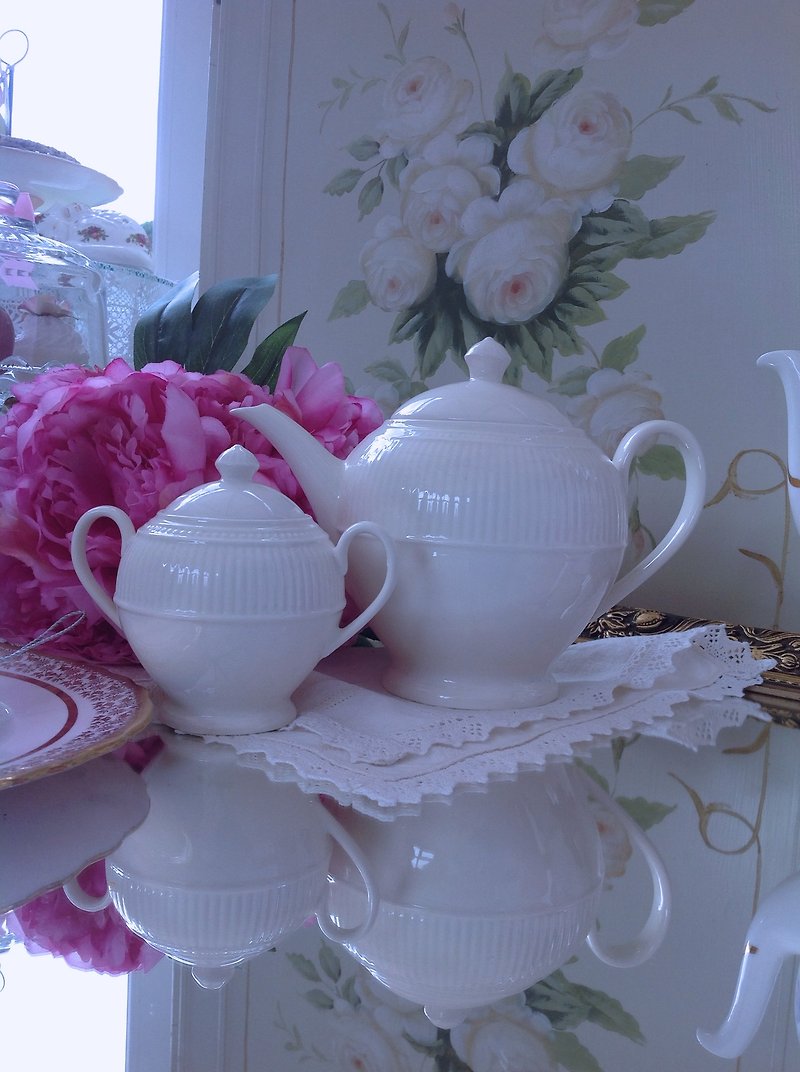 ♥安妮瘋古物♥英國陶瓷Wedgwood 溫莎米白瓷系列花茶壺＋乃壺糖碗~ 指定買家下標 - 茶具/茶杯 - 其他材質 白色