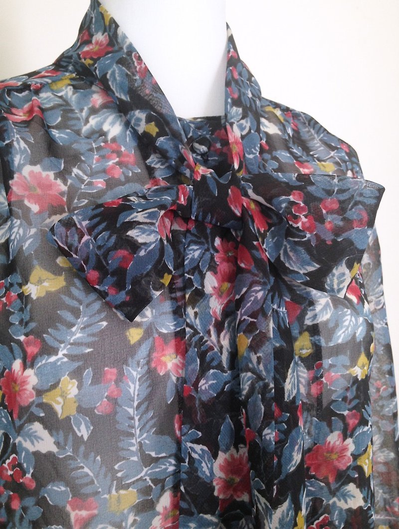 When vintage [black chiffon flowers antique light shirt] abroad back to vintage shirt VINTAGE - Women's Shirts - Other Materials Black
