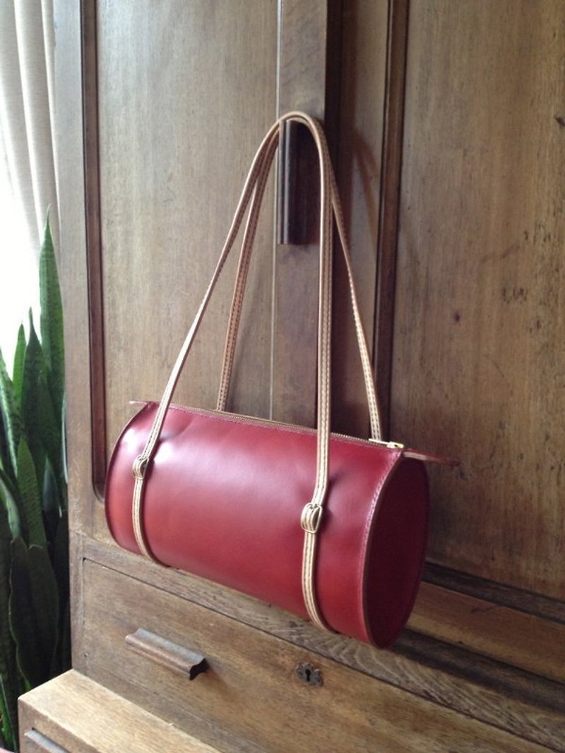 Classic red oval shoulder bag - กระเป๋าแมสเซนเจอร์ - หนังแท้ สีแดง