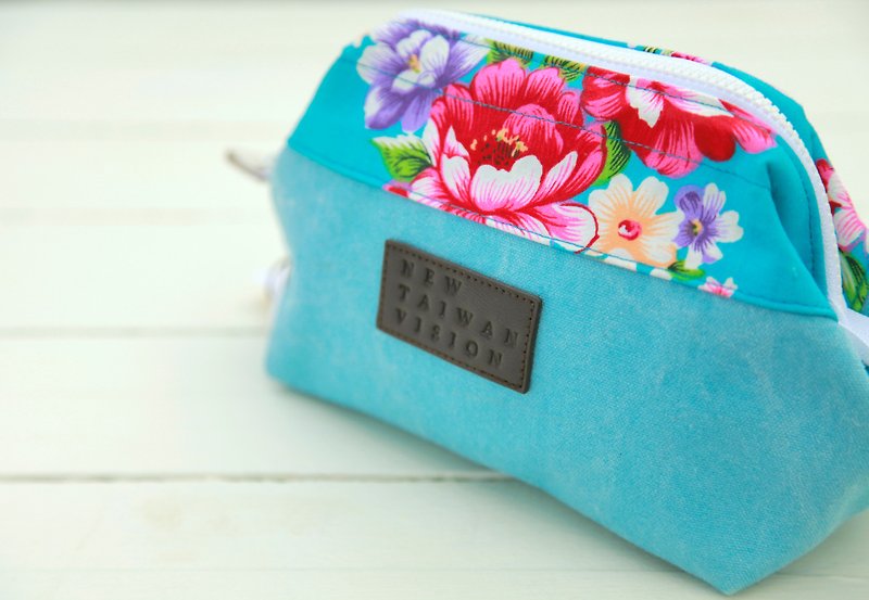【Koujin Cosmetic Bag】 exchange gift selection - Hakka flower blue - Toiletry Bags & Pouches - Other Materials 