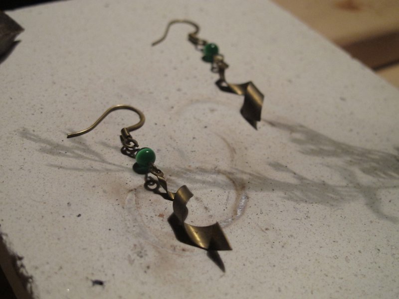Brass Ore Earrings - Vintage - Ribbons with Colored Ribbon - ต่างหู - โลหะ สีเขียว