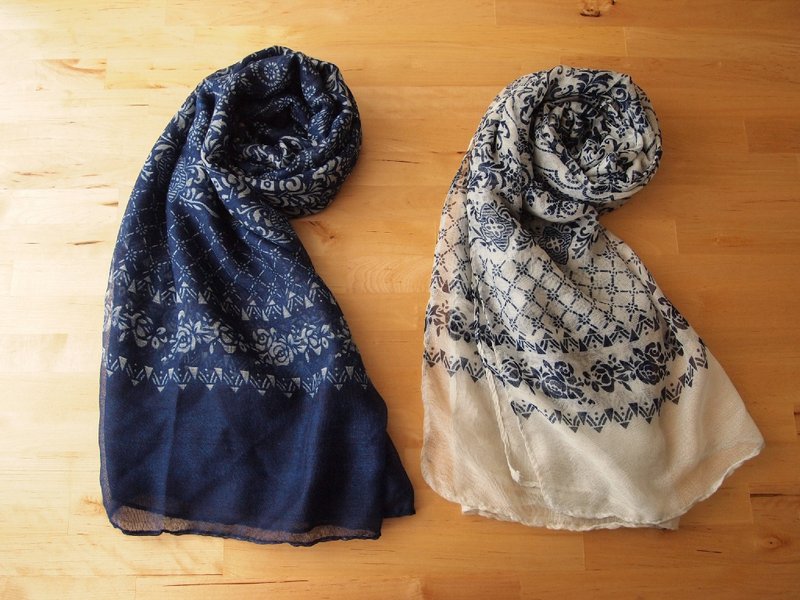 purin select shop 經典復古典雅花絲巾 藍色 - Scarves - Plastic Blue