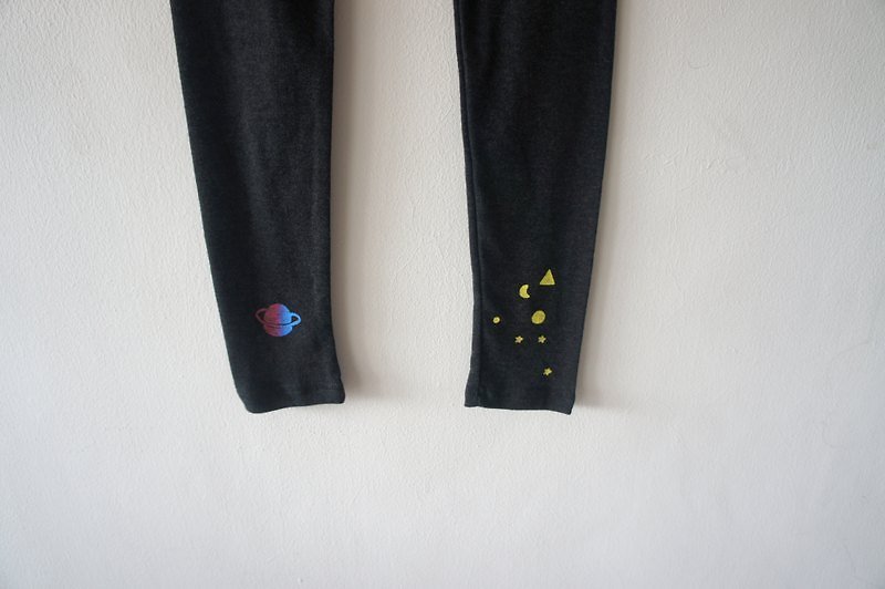 彩色星球、彎彎月亮彈性舒服內搭褲（墨灰色）現貨最後一件：） - Women's Pants - Cotton & Hemp Black