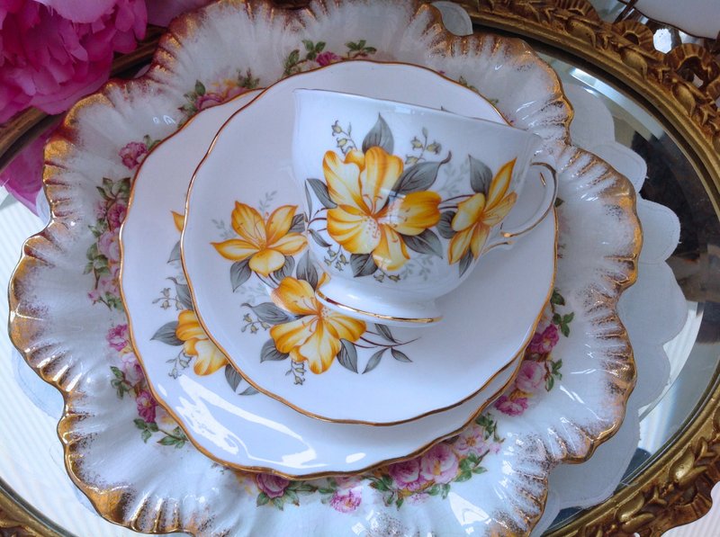 Anne ♥ ♥ vintage antique retro antiquities crazy British bone china Royal Vale yellow lily flower gold-rimmed bone china teacups, coffee mugs three groups - Christmas New Year gifts - Teapots & Teacups - Other Materials Yellow