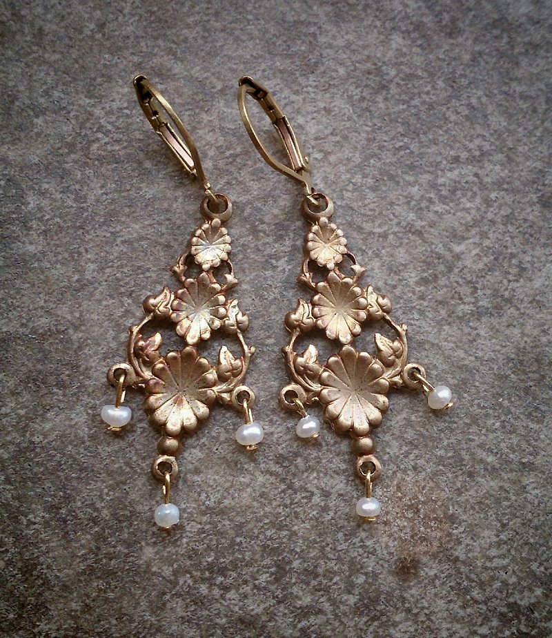 Vintage brass carved pearl earrings - ต่างหู - เครื่องเพชรพลอย สีทอง