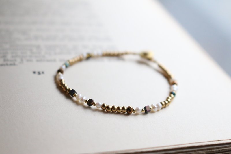 Window flower bracelet pearl brass - สร้อยข้อมือ - เครื่องเพชรพลอย สีน้ำเงิน