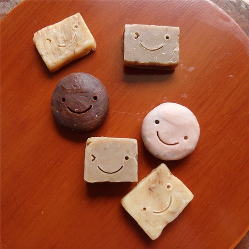 Smile series handmade small soap: 2 random 20 into ~ wedding small things Miyue birthday Christmas exchange gifts - สบู่ - พืช/ดอกไม้ สีกากี