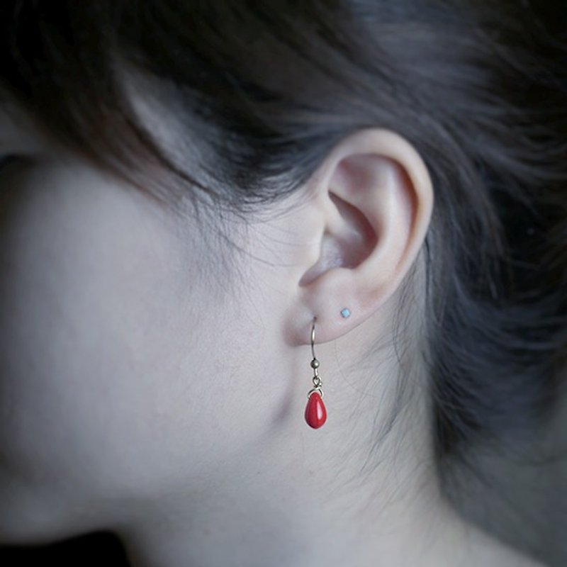The Happy Prince - informative red blood antique teardrop glass beads brass earrings - ต่างหู - แก้ว สีแดง