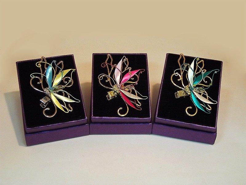 【Mrs.U Silk Tibetan Honey】Dancing Butterfly-Flower Pin/Piece - Brooches - Other Materials Multicolor