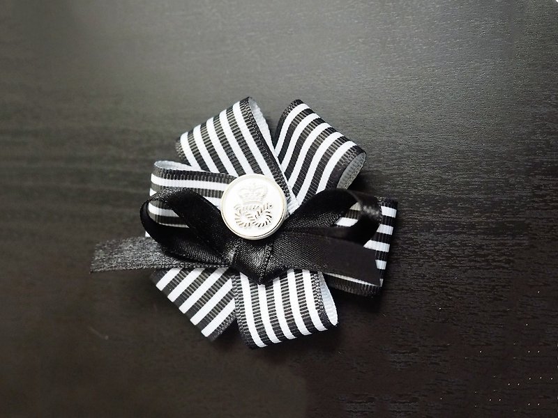 Handmade black and white stripe flower accessory (clip/ band/ corsage) - เข็มกลัด/ข้อมือดอกไม้ - วัสดุอื่นๆ สีดำ