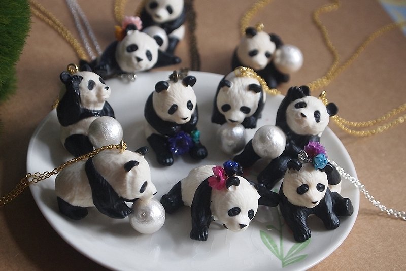 抱抱珍珠的熊貓 - 項鍊 - 塑膠 多色