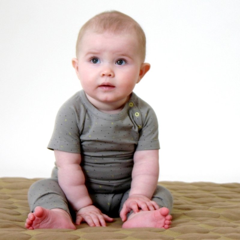 【北歐童裝】冰島有機棉新生兒嬰幼兒包屁衣12M至18M 灰色點點 - 嬰兒連身衣/包被/包巾 - 棉．麻 灰色