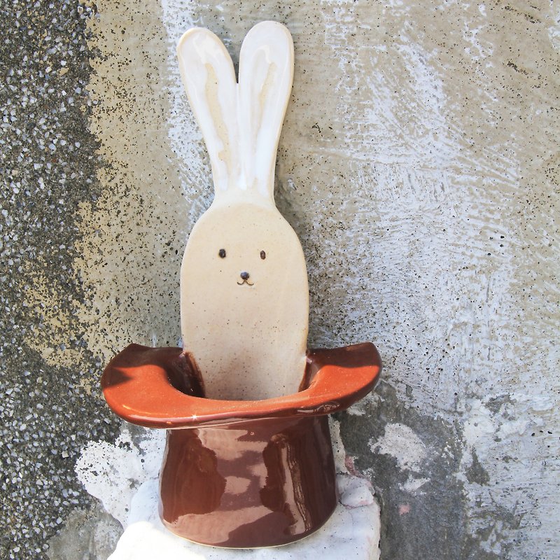 魔術師帽系列 - 兔【L】 (壁貼式設計) - 花瓶/陶器 - 陶 咖啡色