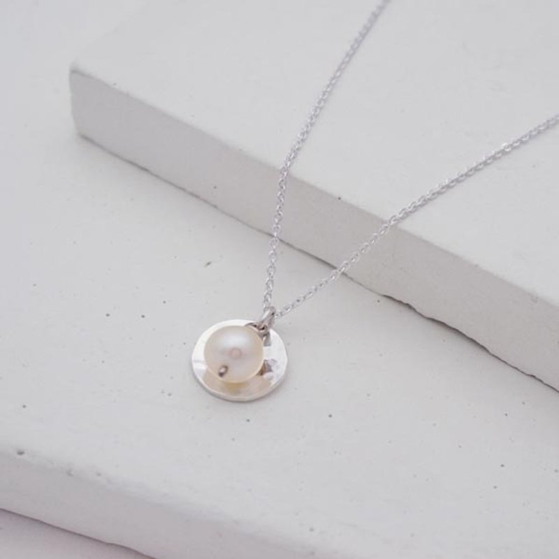 Hand Knocked Flower Pearl Sterling Silver Necklace - สร้อยคอ - ไข่มุก ขาว