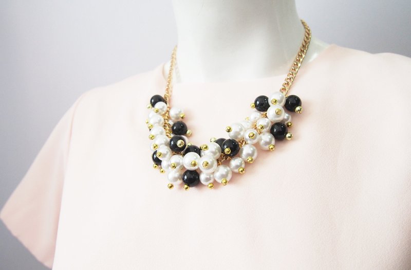 statement necklace - bubble gum necklace - wedding necklace - white black necklace - black necklace - bridesmaid necklace. - 項鍊 - 其他材質 黑色