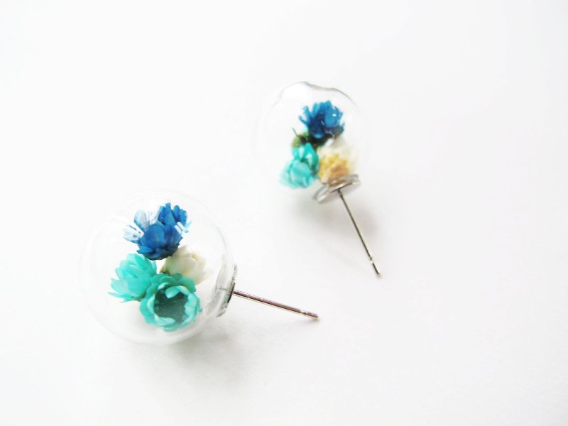 Rosy Garden  Dried Daisies inside glass ball earrings - Earrings & Clip-ons - Glass Blue