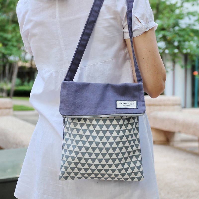 Silverbreeze ~ Crossbody bag / shoulder bag / travel bag with zipper ~ Grey triangles - กระเป๋าแมสเซนเจอร์ - วัสดุอื่นๆ สีเทา