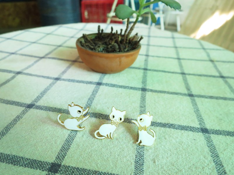 Cat playing with hand-made earrings - ต่างหู - โลหะ สีทอง