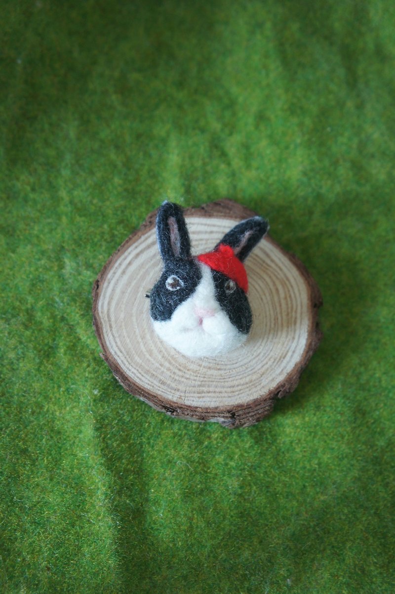 [毛毛兔]羊毛氈紅帽兔兔 別針/胸針訂製 - 胸針 - 羊毛 
