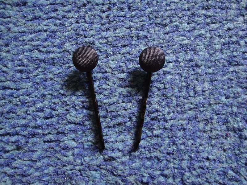 プルシアンブルーのボタン小さなヘアピンC20ASZ18 - ヘアアクセサリー - その他の素材 ブルー