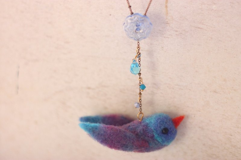 Hand dyed blue and purple gradient bird necklace only this one - สร้อยคอ - ขนแกะ สีน้ำเงิน