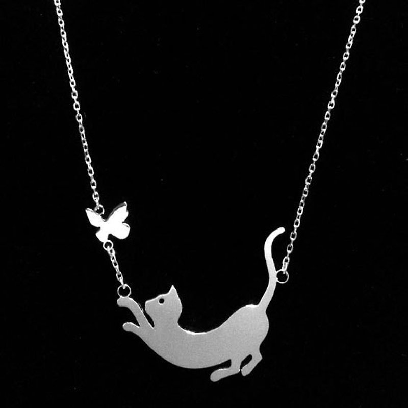 Ohappy動物系列｜小款貓咪+蝴蝶不鏽鋼鍍925銀項鍊 - 項鍊 - 其他金屬 灰色