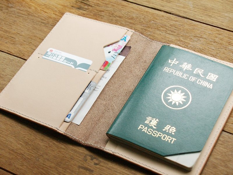 コーヒーミルクハンドメイドレザーパスポートホルダー/パスポートカバー（カスタム刻印の英語名/ギフトボックスのパッケージ） - パスポートケース - 革 ブラウン