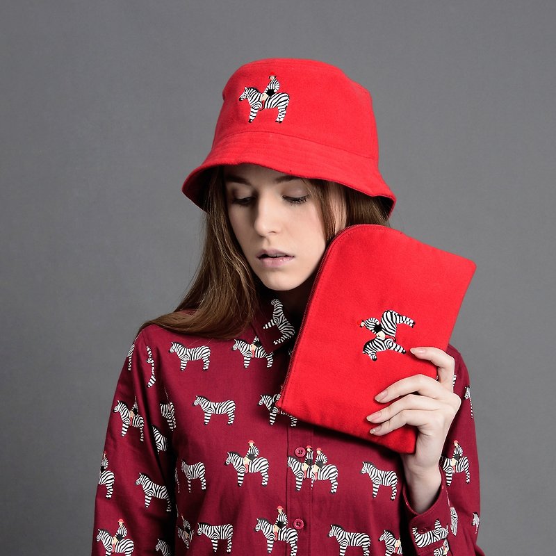 Clutch double-sided embroidery YIZISTORE Storage bag - Red Zebra - กระเป๋าคลัทช์ - วัสดุอื่นๆ 