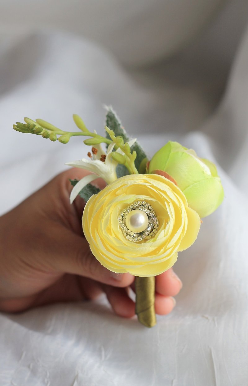Handmade Corsage [Imitation Flower Series] Lulian (Light Yellow) - เข็มกลัด - วัสดุอื่นๆ สีเหลือง