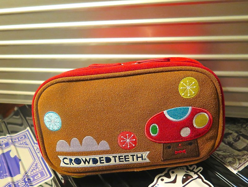Sigema X Crowded Teeth Travel Bag Multi-Purpose Bag / Mushroom Friends - Toiletry Bags & Pouches - Faux Leather Brown