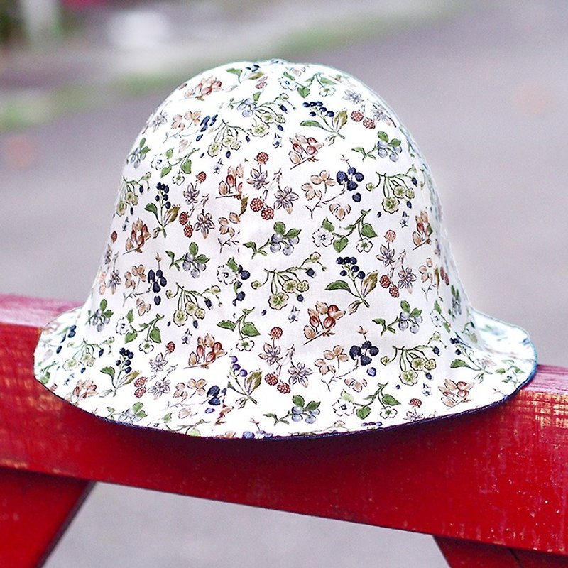 小牛村 Calf Village 女 漁夫帽 雙面 手工帽 遮陽帽 手繪風 野莓 {花園の果物誌}【H-120】 - 帽子 - 其他材質 白色