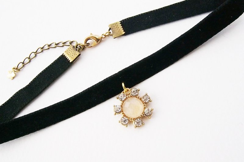 Black velvet choker/necklace with diamond charm - สร้อยคอ - วัสดุอื่นๆ สีดำ