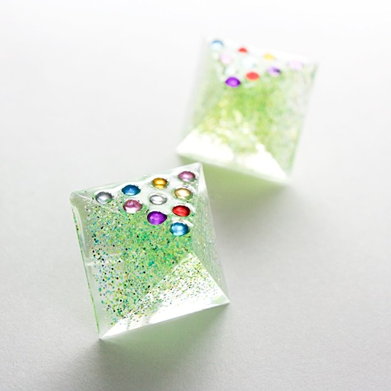 Pyramid earrings (rebellious phase) - ต่างหู - วัสดุอื่นๆ สีเขียว
