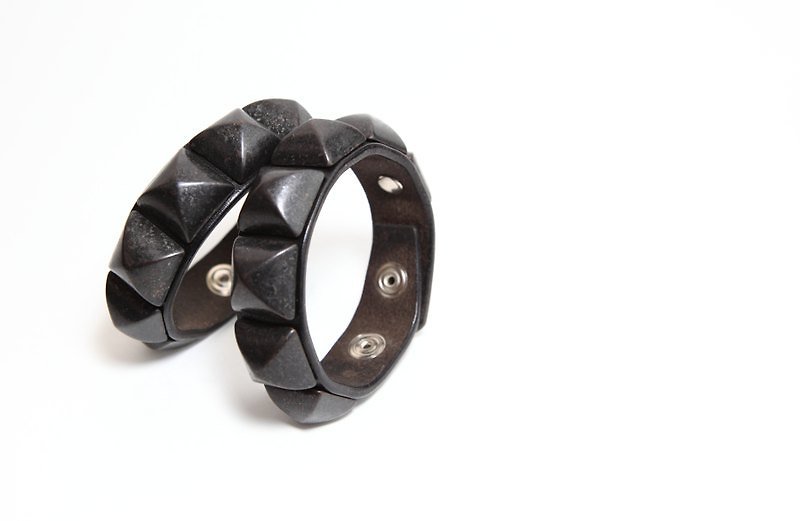 Embellish - Bracelet LB13-02601 鉚釘手環 - 手鍊/手環 - 真皮 黑色