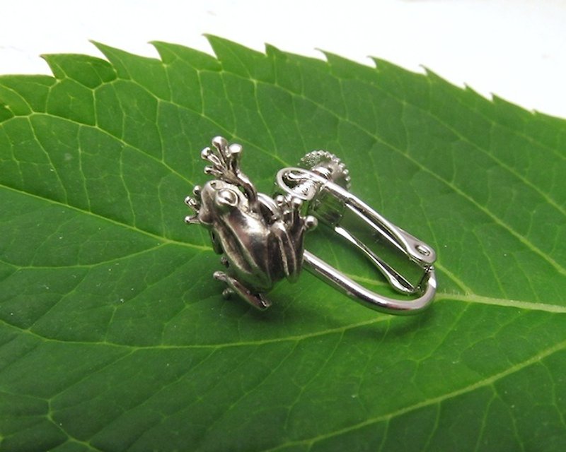 小さなカエルのイヤリング - 耳環/耳夾 - 其他金屬 灰色