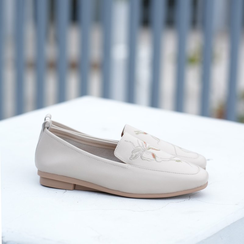 刺繡樂福鞋-靜花影(米白) - 女牛津鞋/樂福鞋 - 真皮 白色