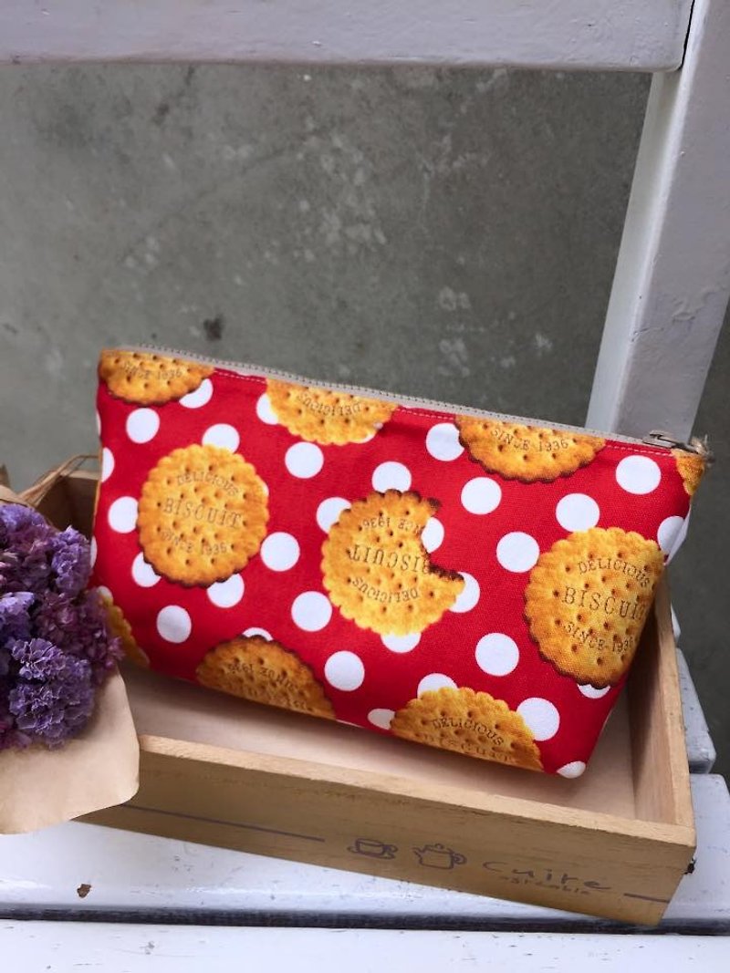 ﹝ Clare ﹞ handmade cloth zipper cosmetic bag / Pencil - biscuit bite - Toiletry Bags & Pouches - Other Materials Red