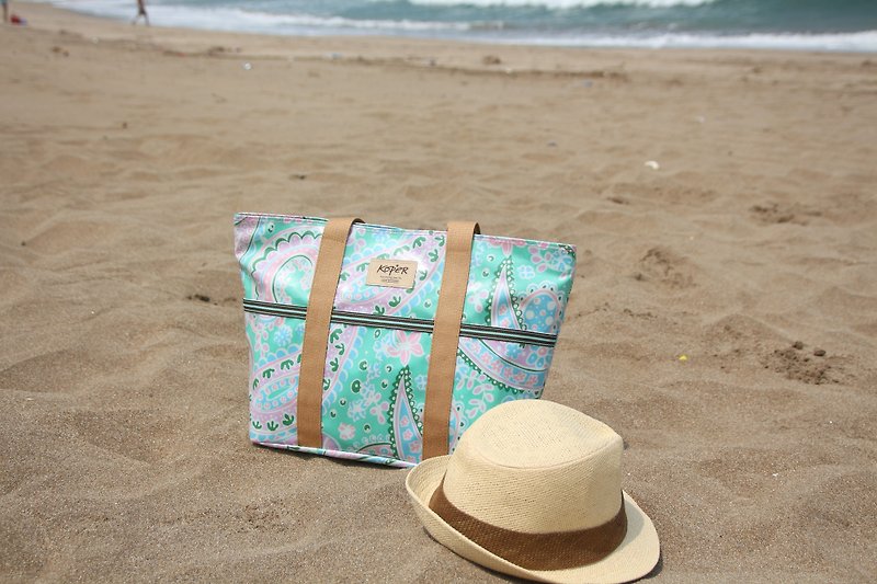 Summer Beach [Fun Fun] Alice Qiaona Bag A4-Lake Green (Made in Taiwan) - กระเป๋าแมสเซนเจอร์ - วัสดุกันนำ้ หลากหลายสี