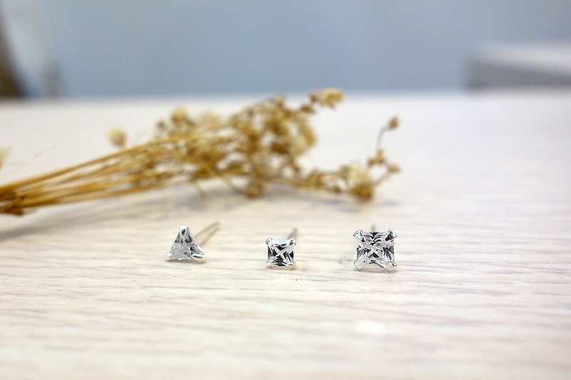 幾何学的な小さなダイヤモンドシルバーイヤリング - ピアス・イヤリング - 金属 