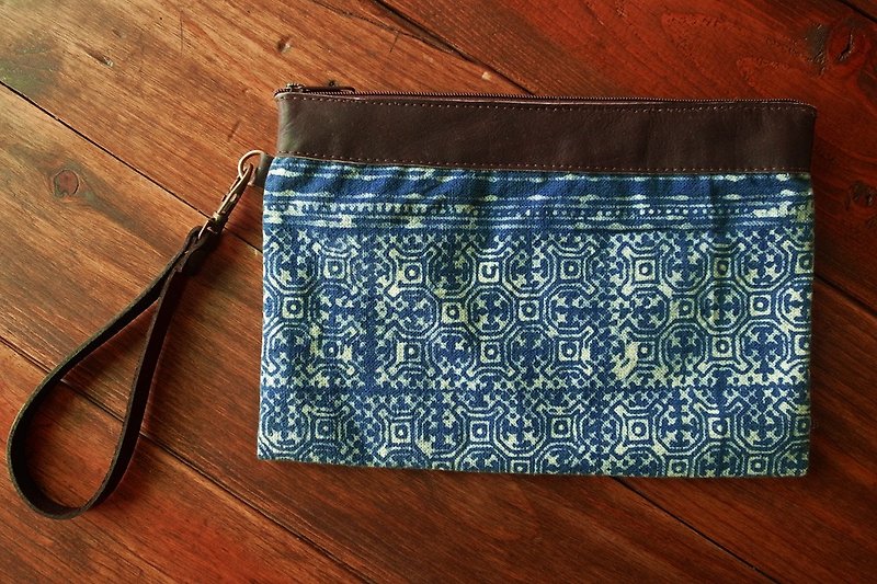 [Music] Fairtrade _ Northern Thailand beat Aizen leather stitching Cosmetic / Universal bag (blue dye) - กระเป๋าเครื่องสำอาง - กระดาษ สีน้ำเงิน
