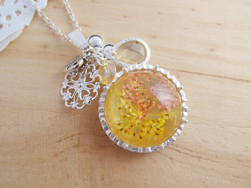 Florid forest [CN0144] Ming Huang x natural dried flowers Motif x x x CZ translucent crystal x-allergenic fade necklace] - Necklaces - Other Materials Yellow