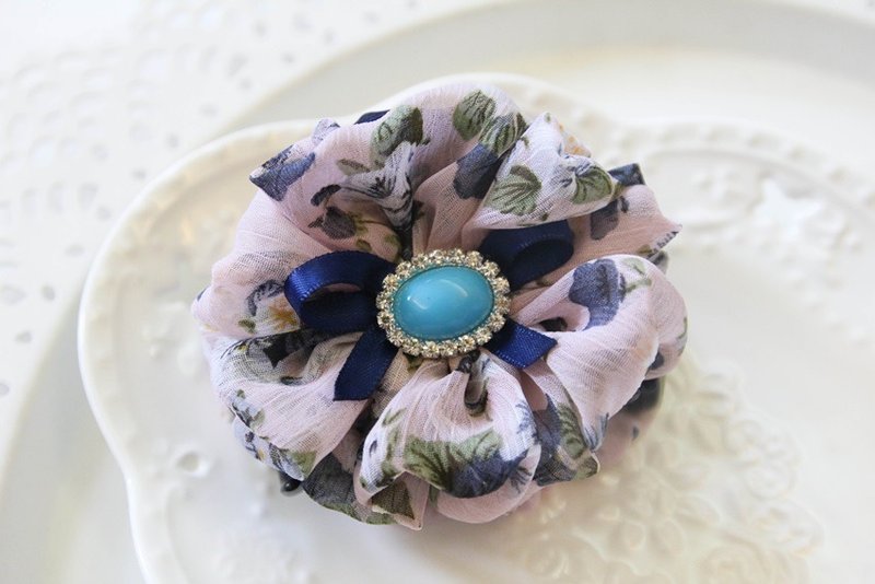 Romantic flowers shark clip - เครื่องประดับผม - วัสดุอื่นๆ สีน้ำเงิน