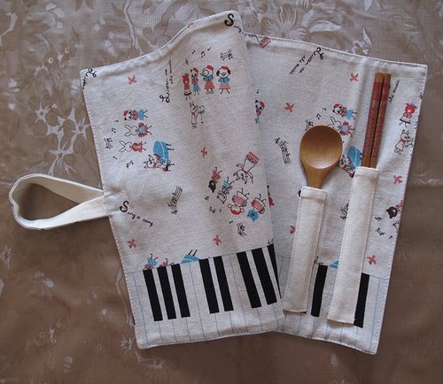 外出先のプレイスマットのストレージボリューム（ピアノバージョン）