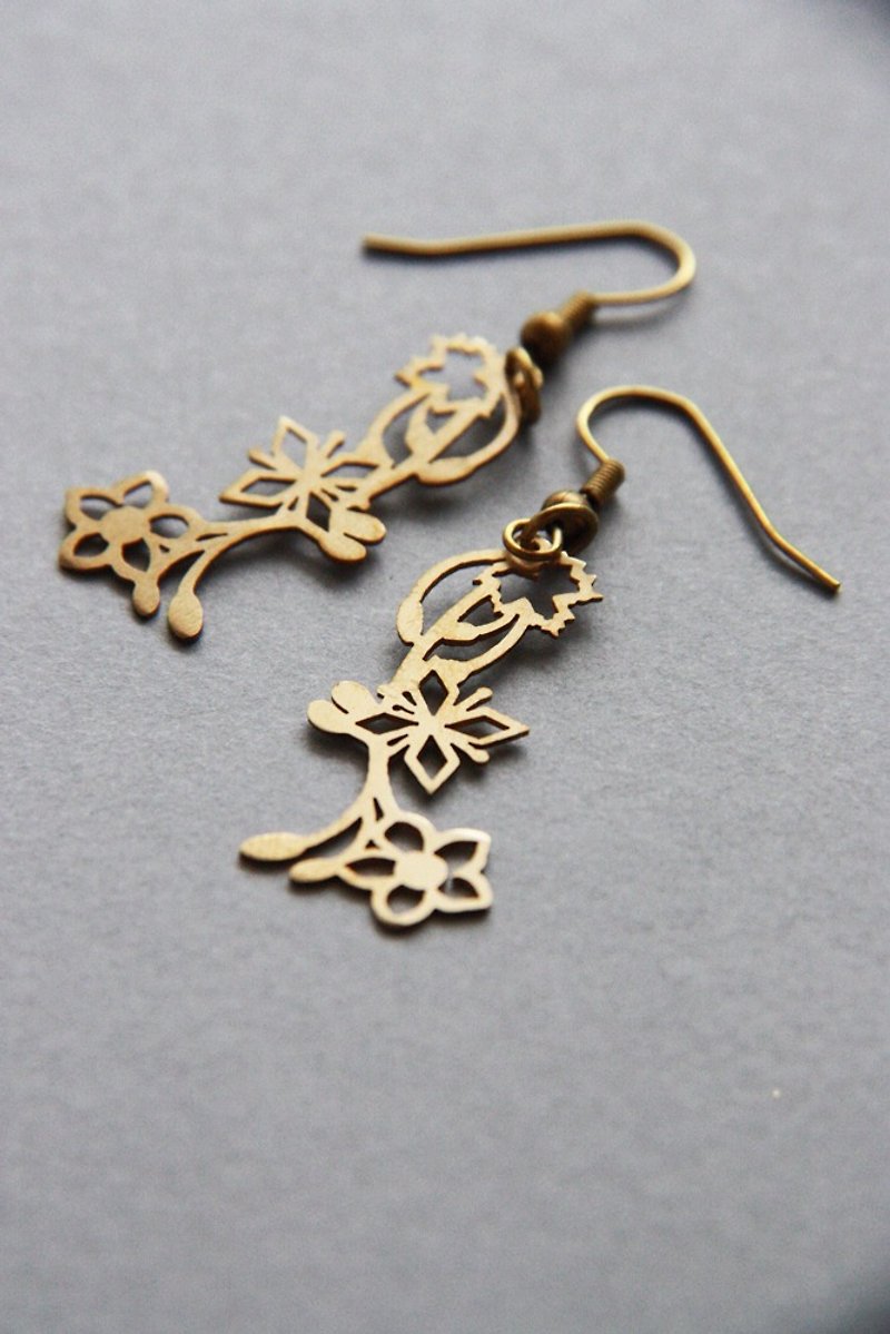 Flowers and Maple Leafs Earrings - 耳環/耳夾 - 其他金屬 金色