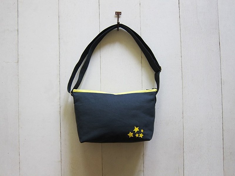 斜肩背包系列-帆布小號 炭灰+鵝黃(拉鍊開口款) - Messenger Bags & Sling Bags - Other Materials Multicolor