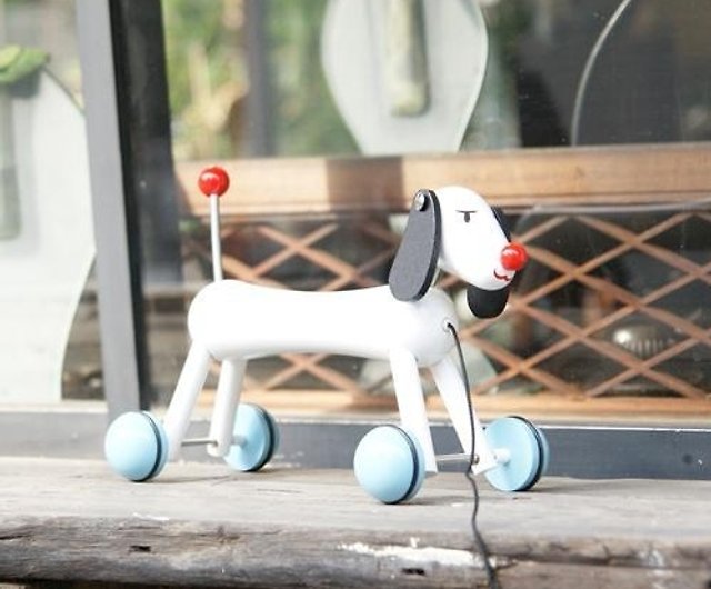 フランスのおもちゃの世紀の古い工場Vilacは奈良美智奈良共同白い犬の 