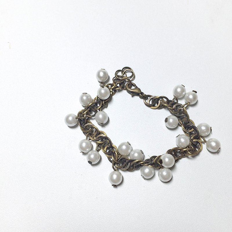 Vintage white bead bronze chain - สร้อยข้อมือ - โลหะ สีนำ้ตาล