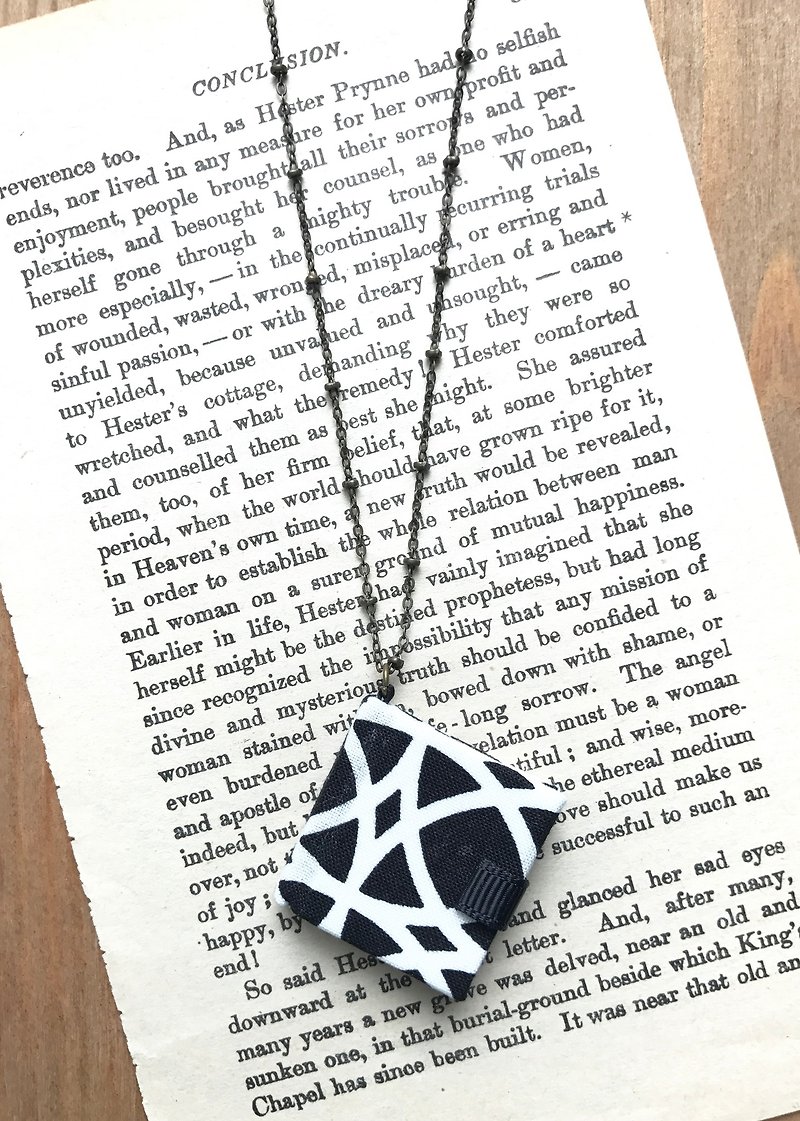 ミニ手作り本ネックレス 黒と白の幾何学的なミニブック Wenqing - ネックレス - 紙 ブラック